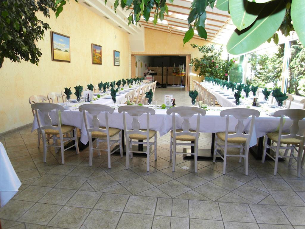 Weinhotel Kirchenwirt Gols Esterno foto