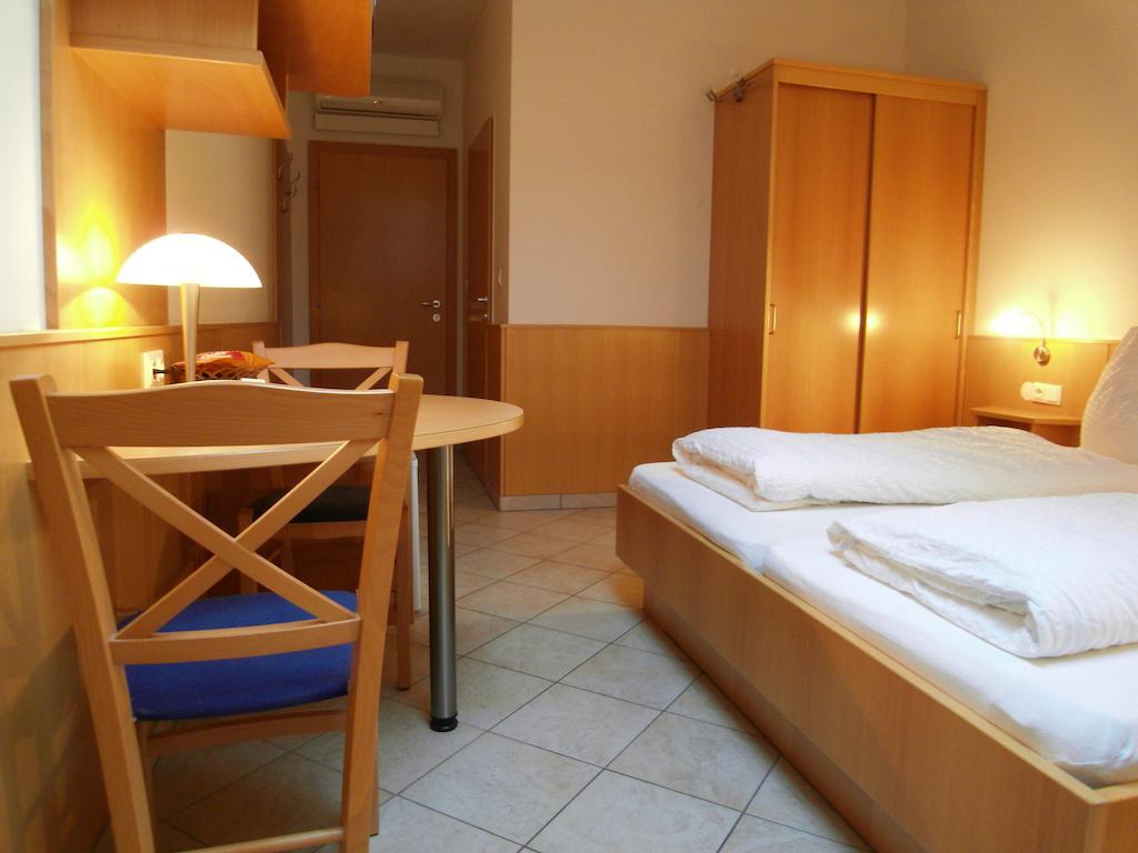 Weinhotel Kirchenwirt Gols Esterno foto