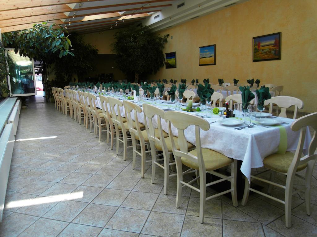 Weinhotel Kirchenwirt Gols Esterno foto