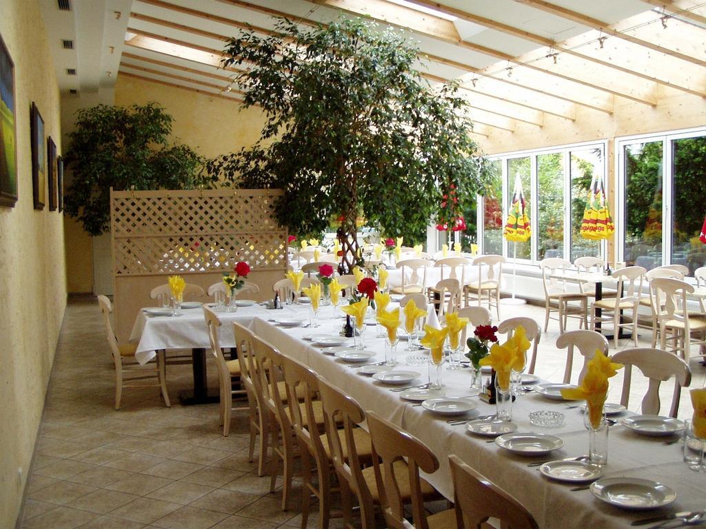 Weinhotel Kirchenwirt Gols Esterno foto