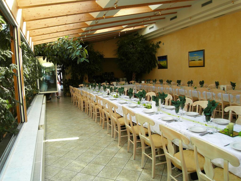 Weinhotel Kirchenwirt Gols Esterno foto