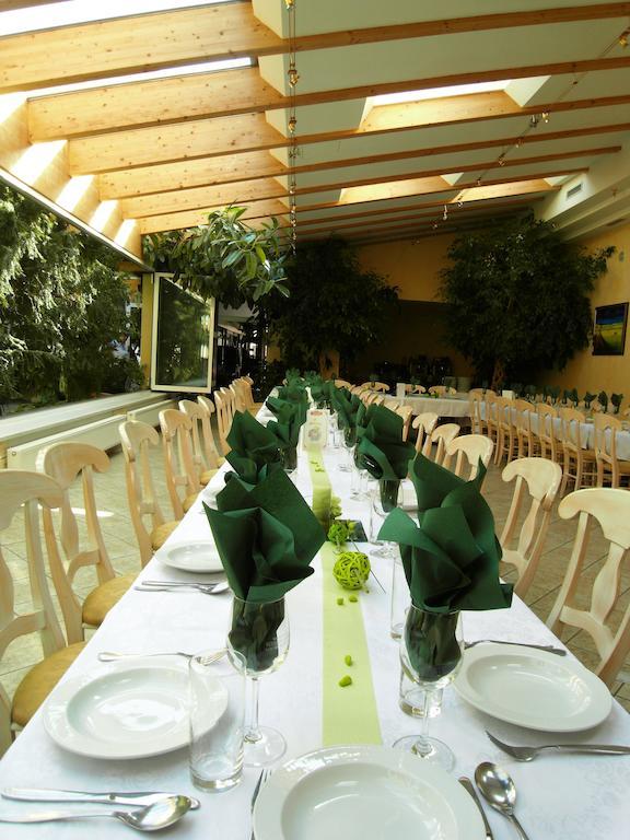 Weinhotel Kirchenwirt Gols Esterno foto