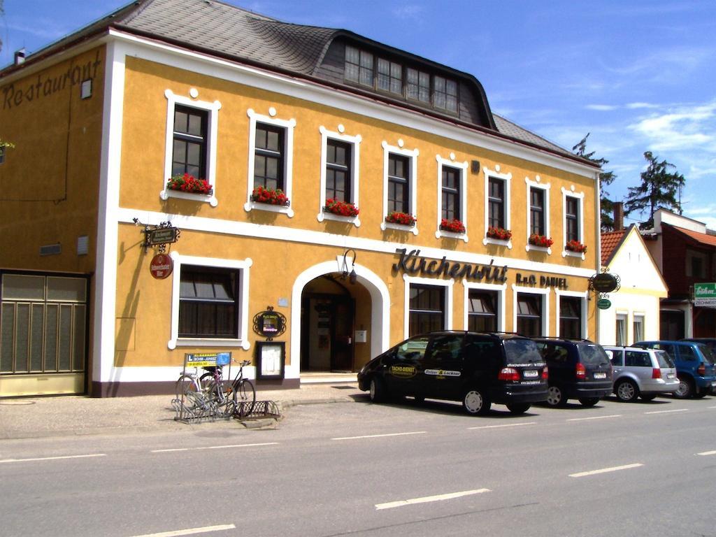 Weinhotel Kirchenwirt Gols Esterno foto