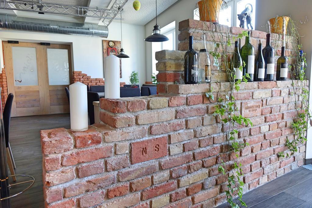 Weinhotel Kirchenwirt Gols Esterno foto